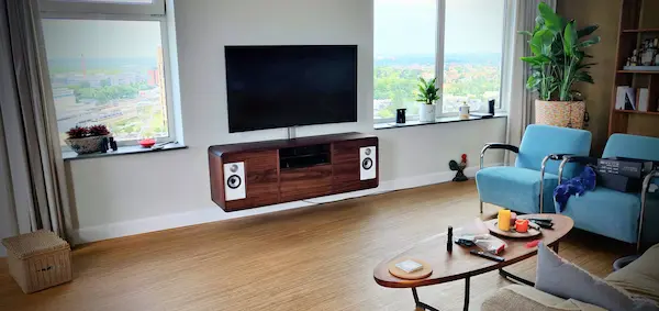 Modern tv-meubel van walnoot met speakers | Maatwerk woonkamermeubel Utrecht | Afgeleverd door ZAEG